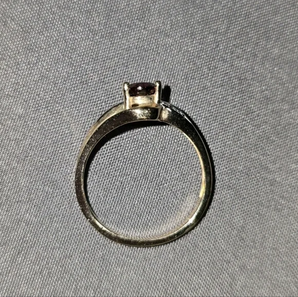 YELLOW GOLD GARNET AND DIAMOND RING Size 6 1/2